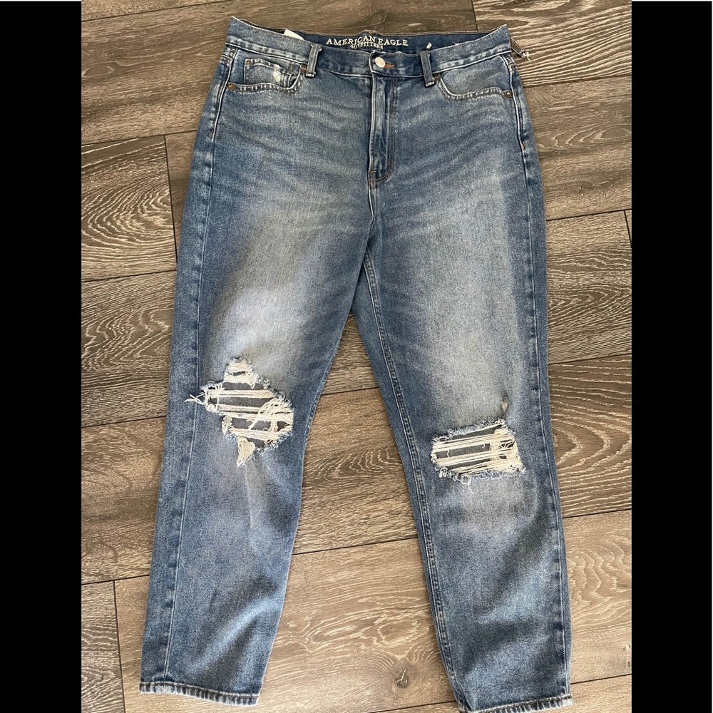 🚨OFFERNOW🚨AMERICAN EAGLE DISTRESSED MOM JEANS